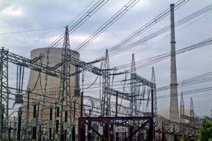 Atomkraftwerk AKW Isar. Kühlturm und Reaktor. Symbole für Energie, Technik...