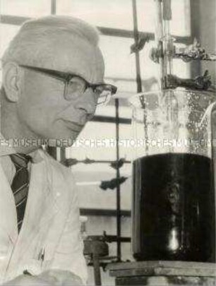 Chemiker im VEB Berlin-Chemie