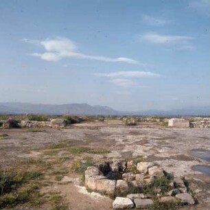 Tiryns. Palast. Blick über den Hof ins Große Mégaron. Rundaltar oder Bothros