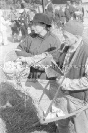 Als mittelalterliche Händler und Handwerker kostümierte Teilnehmer des historischen Festzugs der Stadt Lauter (Sachsen) zum 800jährigen Jubiläum