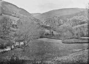 Talblick : Blick in ein Bergtal mit Fluss und Häusern