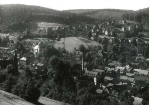 Ruhla, Stadtansicht : Ruhla. Stadtteilansicht mit Stadtkirche Sankt Trinitatis und Stadtkirche Sankt Konkordia. Blick von Emilienruh über das Erbstromtal nach Südwesten in das Bermbachtal