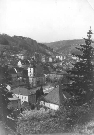 Glashütte in Sa. : Glashütte. Stadtzentrum mit Wolfgangskirche. Blick über das Müglitztal nach Nordost