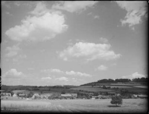 Langenhennersdorf : Langenhennersdorf. Ortsteilansicht (Unterdorf) von Südwesten gegen Spitzhübel