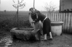 Targu Jiu: Käte und Robert Rascher waschen sich am Brunnen die Hände