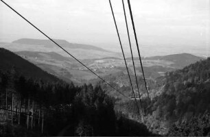 Schauinslandbahn: Landschaft und Seile vor der vorletzten Stütze