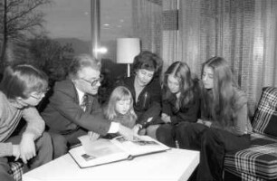 Säckingen: Wohnung; Wirtschaftsminister Eberle mit Familie; am Tisch (mit Fotoalbum)