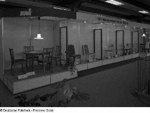 Ausstellungskojen des VEB Möbelkombinat Dresden-Hellerau mit Stühlen