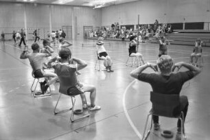 Bewegungstraining bei der "Arbeitsgemeinschaft für ambulante Rehabilitation und Prävention der koronaren Herzkrankheit Karlsruhe" und der Sportgemeinschaft "Eichenkreuz"
