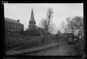 Fins (?) (Dep. Somme, Frankreich): unbefestigte Ortsstraße mit Grundstücksmauern, im Hintergrund die "Kirche" mit Friedhof (Distanzaufnahme)