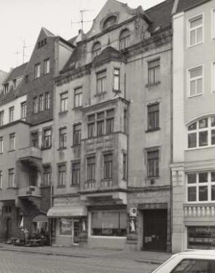 Wohnhaus mit Eiscafé