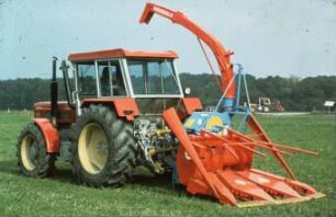 Fotografie: Futtererntetechnik, Maisgebiss, Feldhäcksler angebaut, Rückfahreinrichtung