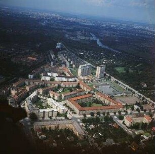 Luftaufnahme, Blick von Süden auf die Wohnsiedlung am Ruhwaldpark. Berlin-Westend, Spandauer Damm