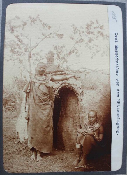 Femmes masai devant l'entrée de la hutte