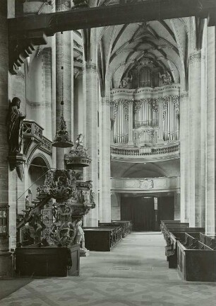 Freiberg, Dom. Mittelschiff mit Kanzel und Silbermann-Orgel