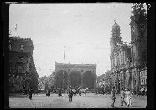 München: Odeonsplatz mit Residenz, Feldherrnhalle und Theatinerkirche