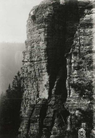 Sächsische Schweiz, Bielatal. Kanzelturm. Seilschaft Paul Illmer in der Südwand (VIIa). Blick nach Nordost