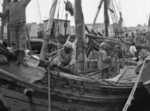 Seeleute im Hafen von Aigina