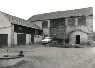 Malschendorf, Eichbuschweg 20. Dreiseithof (1701/1815). Hofansicht des ehemaligen Stallgebäudes und der Scheune