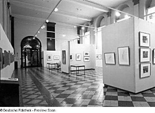 Dresden. Albertinum. Raumaufnahme mit vor dem Elbehochwasser geborgenen Werken der Skulpturensammlung in der Ausstellung "Hans Theo Richter (1902-1969) - Zeichnung und Graphik"