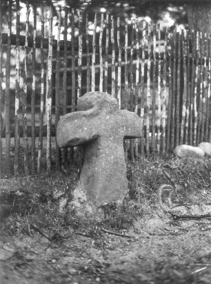 Steinkreuz mit verkürztem Kopf : Piskowitz, Steinkreuz mit verkürztem Kopf (D 136) an der Kreuzung der Straßen von Wendischbaselitz und Rosenthal