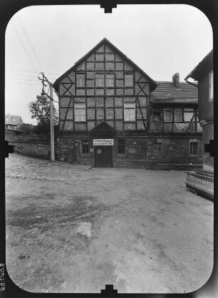 Wasungen, Schulgasse 2. Weyenhof (1630-1632). Straßenansicht mit der Parole "Je stärker der Sozialismus, um so sicherer der Frieden"
