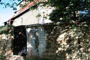 Friedhofsmauer und Pforte