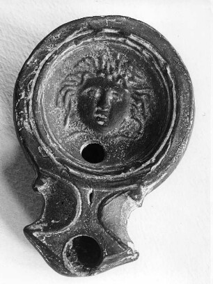 Lampe : Lampe. Ton (1/50). Magdalensberg (Kärnten): Ausgrabungs- und Freilichtmuseum