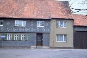 Bauernhof, Wohnhaus mit Schieferfassade und Neubauteil; überbaute Torfahrt
