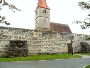 Ansicht von Norden mit Kirche (im Kern 14 Jh) über Kirchhofmauer (Steinbrüstung des Wehrgangs mit Schießscharten erhalten-hölzerner Laufgang und Regendach im 18 Jh entfernt)