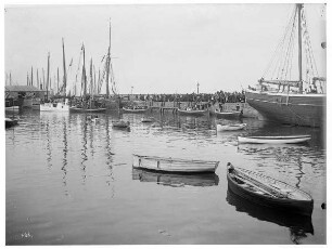 Kirkwall, Schottland. Passagiere eines Kreuzfahrtschiffes der Hapag bei der Ankunft mit Booten an der Hafenmole (links Segelboote, rechts Segelschiff "Ingolf" vor Anker)