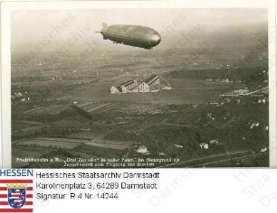 Friedrichshafen am Bodensee, Luftschiff 'Graf Zeppelin', im Hintergrund Zeppelinwerft