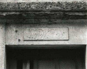 Mittweida, Kirchstraße 19. Wohnhaus (Elektrotechnische Fabrik?) (bezeichnet 1838). Inschrifttafel über der Haustür