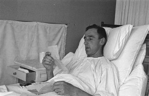 Zweiter Weltkrieg. Lazarett (wahrscheinlich in Holland). Verwundeter Angehöriger der deutschen Wehrmacht im Krankenhausbett