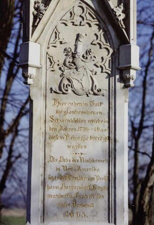 Denkmal für die glaubenstreuen Schwenkfelder, welche 1720-1740 auf dem Viehwege beerdigt wurden : Denkmal für die glaubenstreuen Schwenkfelder, welche 1720-1740 auf dem Viehwege beerdigt wurden. Sandstein, Schrift mit Blattgold (1863). Teilansicht. Twardocice, Schloßpark