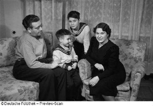 Porträtaufnahmen des Staatssekretärs Dr. Leo Zuckermann und seiner Familie : Leo Zuckermann mit Familie
