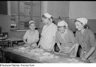 Lehrlinge der Konsum-Bäckerei-Lehrwerkstatt "Ernst Thälmann" beim Teigrollen, unter ihnen Werner Trescher (links)