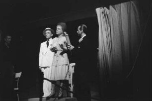 Szenenbilder aus dem Stück"Wir sind noch einmal davongekommen" von Thornton Wilder am Hebbel-Theater in Berlin