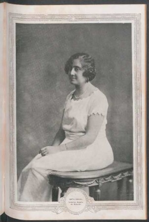 Nota social. - Señorita Amalia de Azevedo