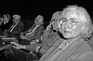 3. Stormarner Kulturforum: Podiumsdiskussion im Kreistagssitzungssaal am 22. Mai 1996: Podium, dahinter Plakate von Kunstausstellungen im Kreis Stormarn: Publikum