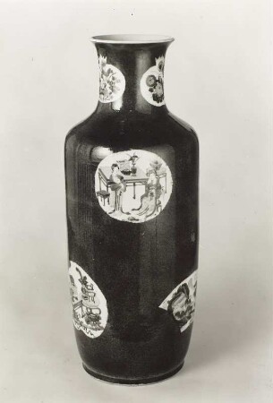 Große Vase mit puderblauem Fond