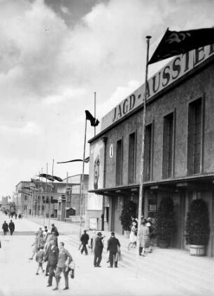 Internationale Pelz- und Jagd-Ausstellung, Leipzig 1930, 31. Mai bis 30. September : Eingang zur Jagdausstellung