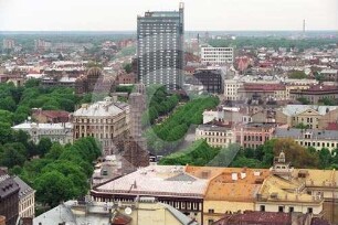 Stadtansicht Riga mit eingerüstetem Freiheitsdenkmal von NW