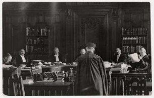 Reichsgericht in Leipzig. Die erste fotografische Aufnahme aus der Arbeit des höchsten deutschen Gerichtshofes, des Reichsgerichts zu Leipzig, entstand anlässlich dessen 50-jährigen Bestehens. von links: Regierungsinspektor Machule, Reichsgerichtsrat Kolb, Reichsgerichtsrat Veltmann, Senatspräsident Dr. Mansfeld, Reichsgerichtsrat Helber, Reichsgerichtsrat Dr. Pinzger