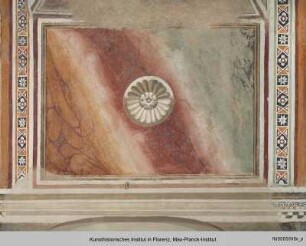 Gemalte Marmorimitation mit stilisierter Blüte : Ostwand