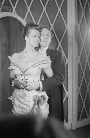 Szenenbilder aus der Operette "Die lustige Witwe" von Franz Lehár am Metropol-Theater Berlin