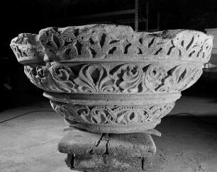 Romanische Bauskulptur mit drei Blatt- und Palmettenfriesen, sogenanntes "Riesenkapitell"