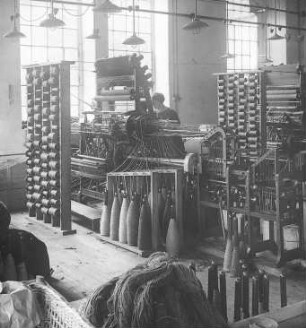 Vorarbeitsstuhl, Rückansicht : Technikgeschichte | Technologie | Fasern, Gespinste und Gewebe | Teppichweberei, Vereinigte Smyrna-Teppichfabriken AG, Cottbus | Velour-Teppiche