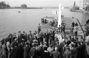 Basel: Rheinhafen, Gruppen am Dreiländereck
