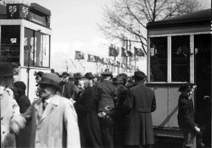 Berlin: Mai 1935, der Absturm, Menschen drängen zwischen Straßenbahn [Ende der Maikundgebung]
